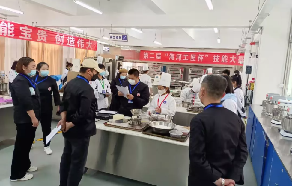 祝贺第二届“海河工匠杯”技能大赛糖艺/西点制作赛项在我校成功举办(图2) 祝贺第二届“海河工匠杯”技能大赛糖艺/西点制作赛项在我校成功举办(图2)