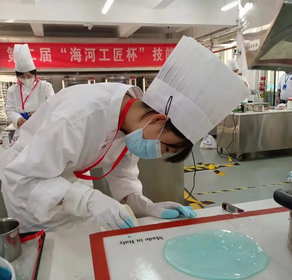 祝贺第二届“海河工匠杯”技能大赛糖艺/西点制作赛项在我校成功举办(图3) 祝贺第二届“海河工匠杯”技能大赛糖艺/西点制作赛项在我校成功举办(图3)