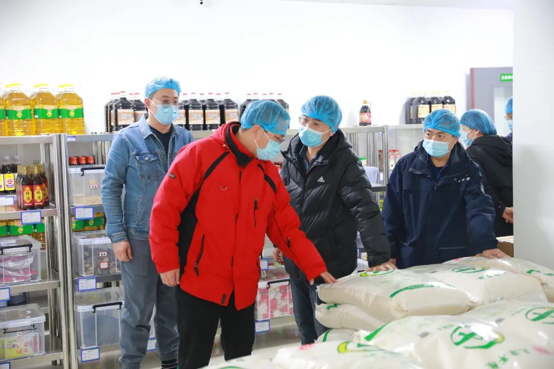 同心战疫 共克时艰——首批入驻全封闭式校园党员干部侧记(一)(图3) 同心战疫 共克时艰——首批入驻全封闭式校园党员干部侧记(一)(图3)