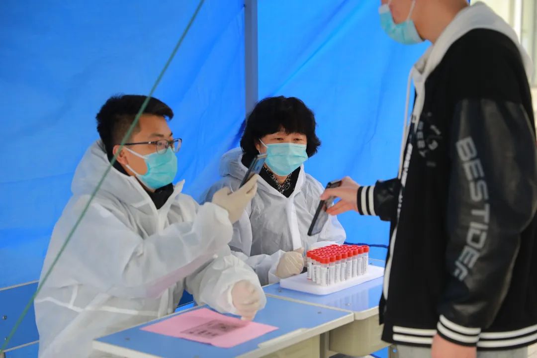 同心战疫 共克时艰——首批入驻全封闭式校园党员干部侧记(一)(图4) 同心战疫 共克时艰——首批入驻全封闭式校园党员干部侧记(一)(图4)