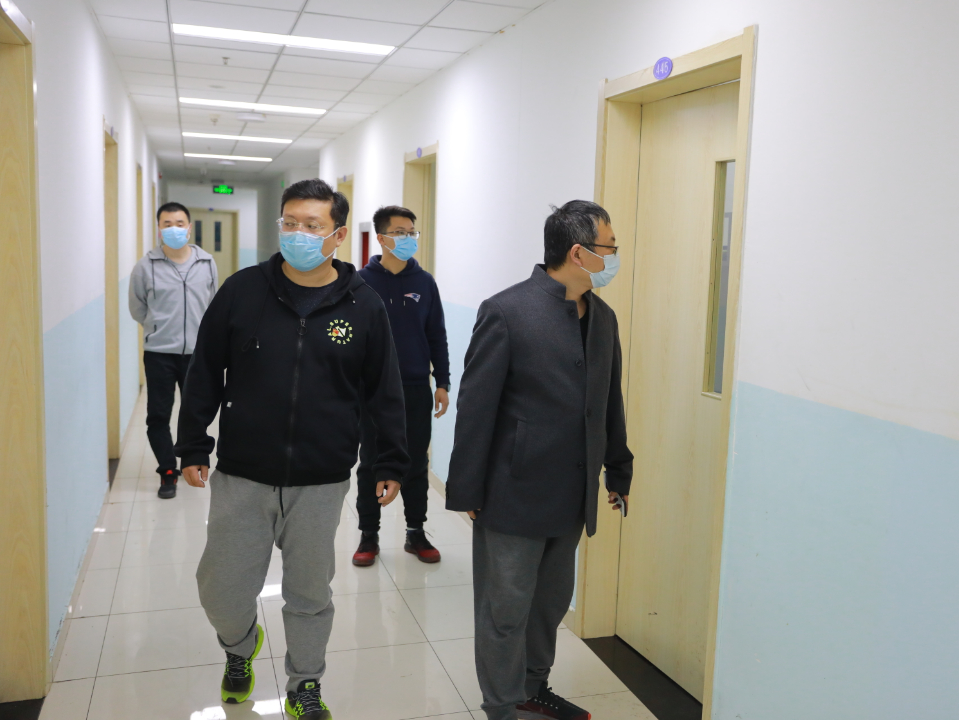 同心战疫 共克时艰——首批入驻全封闭式校园党员干部侧记(一)(图5) 同心战疫 共克时艰——首批入驻全封闭式校园党员干部侧记(一)(图5)