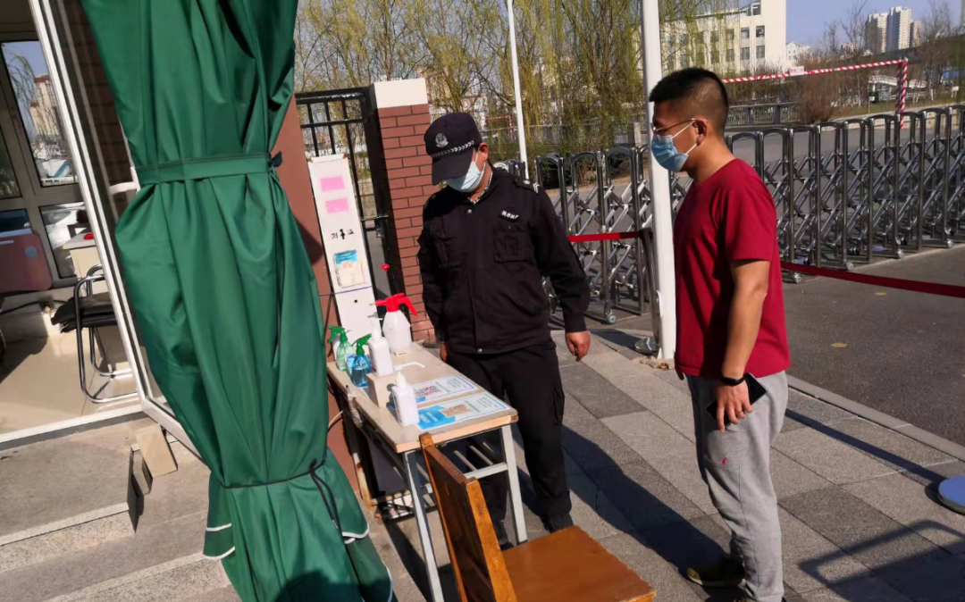 从严外防输入,全力保障物资——入驻全封闭式校园党员干部侧记(三)(图3) 从严外防输入,全力保障物资——入驻全封闭式校园党员干部侧记(三)(图3)