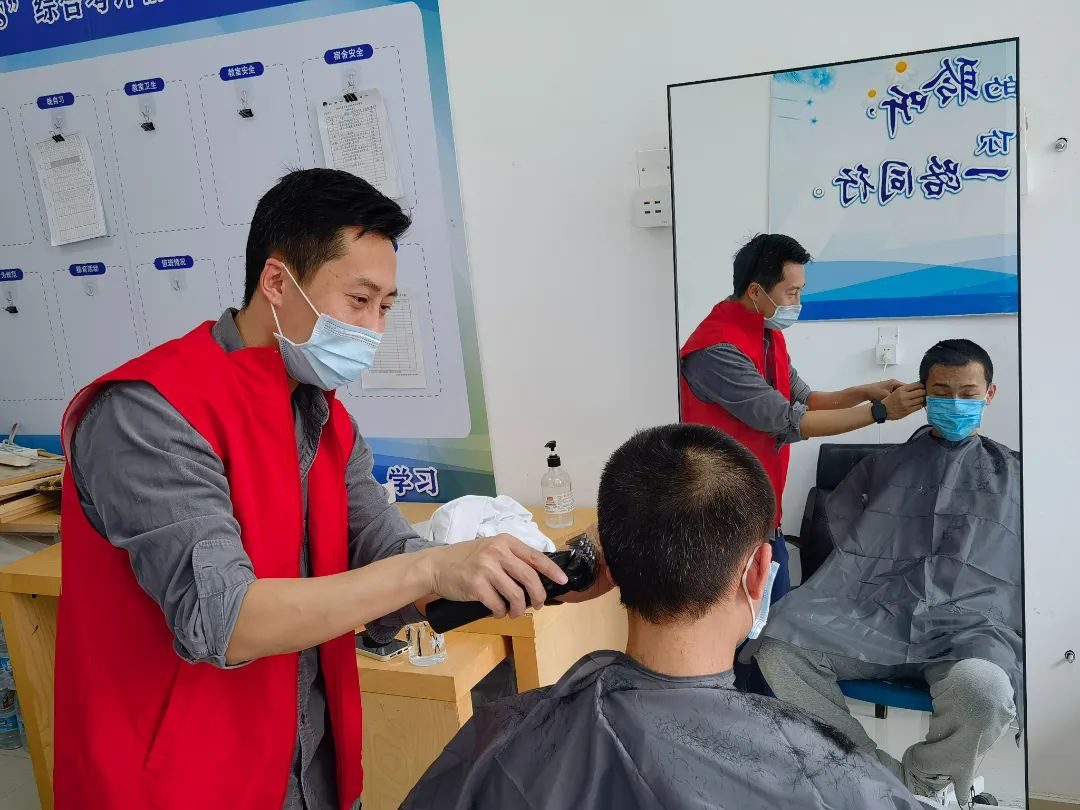 最美丽的坚守,最暖心的服务——入驻全封闭式校园党员干部侧记(四)(图1) 最美丽的坚守,最暖心的服务——入驻全封闭式校园党员干部侧记(四)(图1)