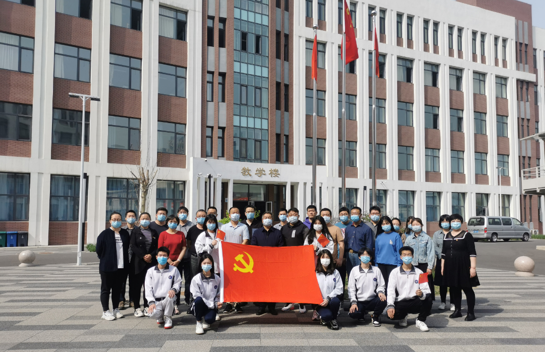 凝心聚力强化思想引领 特色思政坚定抗疫决心——入驻全封闭式校园党员干部侧记(五)(图1) 凝心聚力强化思想引领 特色思政坚定抗疫决心——入驻全封闭式校园党员干部侧记(五)(图1)