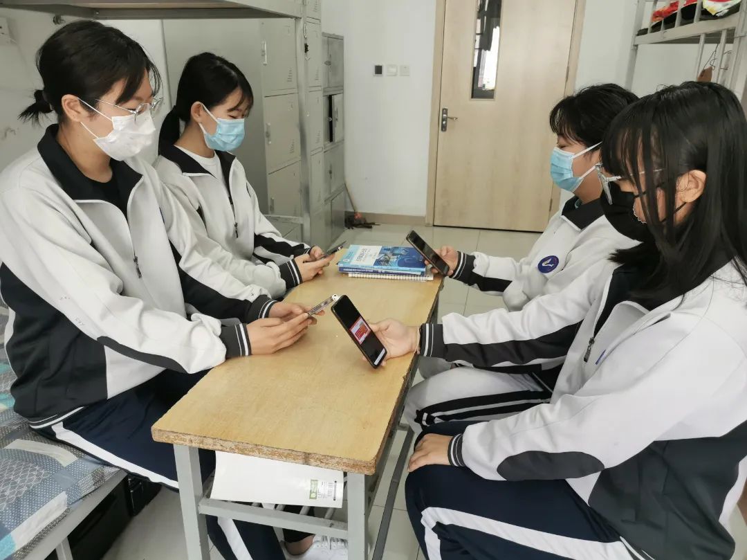 凝心聚力强化思想引领 特色思政坚定抗疫决心——入驻全封闭式校园党员干部侧记(五)(图2) 凝心聚力强化思想引领 特色思政坚定抗疫决心——入驻全封闭式校园党员干部侧记(五)(图2)