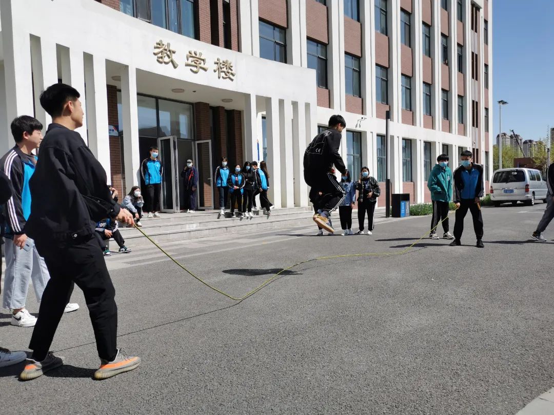 封闭管理保安全 课余活动暖心间——入驻全封闭式校园党员干部侧记(七)(图9) 封闭管理保安全 课余活动暖心间——入驻全封闭式校园党员干部侧记(七)(图9)