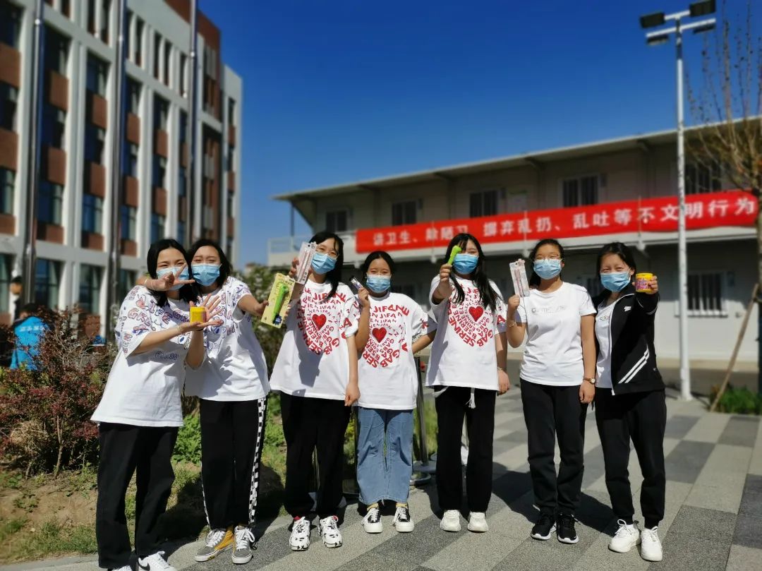 封闭管理保安全 课余活动暖心间——入驻全封闭式校园党员干部侧记(七)(图13) 封闭管理保安全 课余活动暖心间——入驻全封闭式校园党员干部侧记(七)(图13)