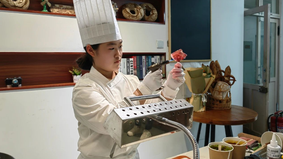 技能大赛,我们准备好了!经贸学校师生全力备战中华人民共和国第二届职业技能大赛(图2) 技能大赛,我们准备好了!经贸学校师生全力备战中华人民共和国第二届职业技能大赛(图2)