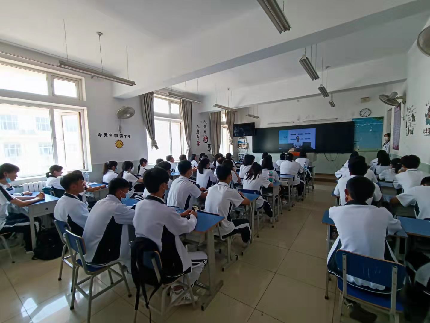 坚定信念 苦练本领|学校党委书记杨金祥为全校学生讲授开学第一课(图2)