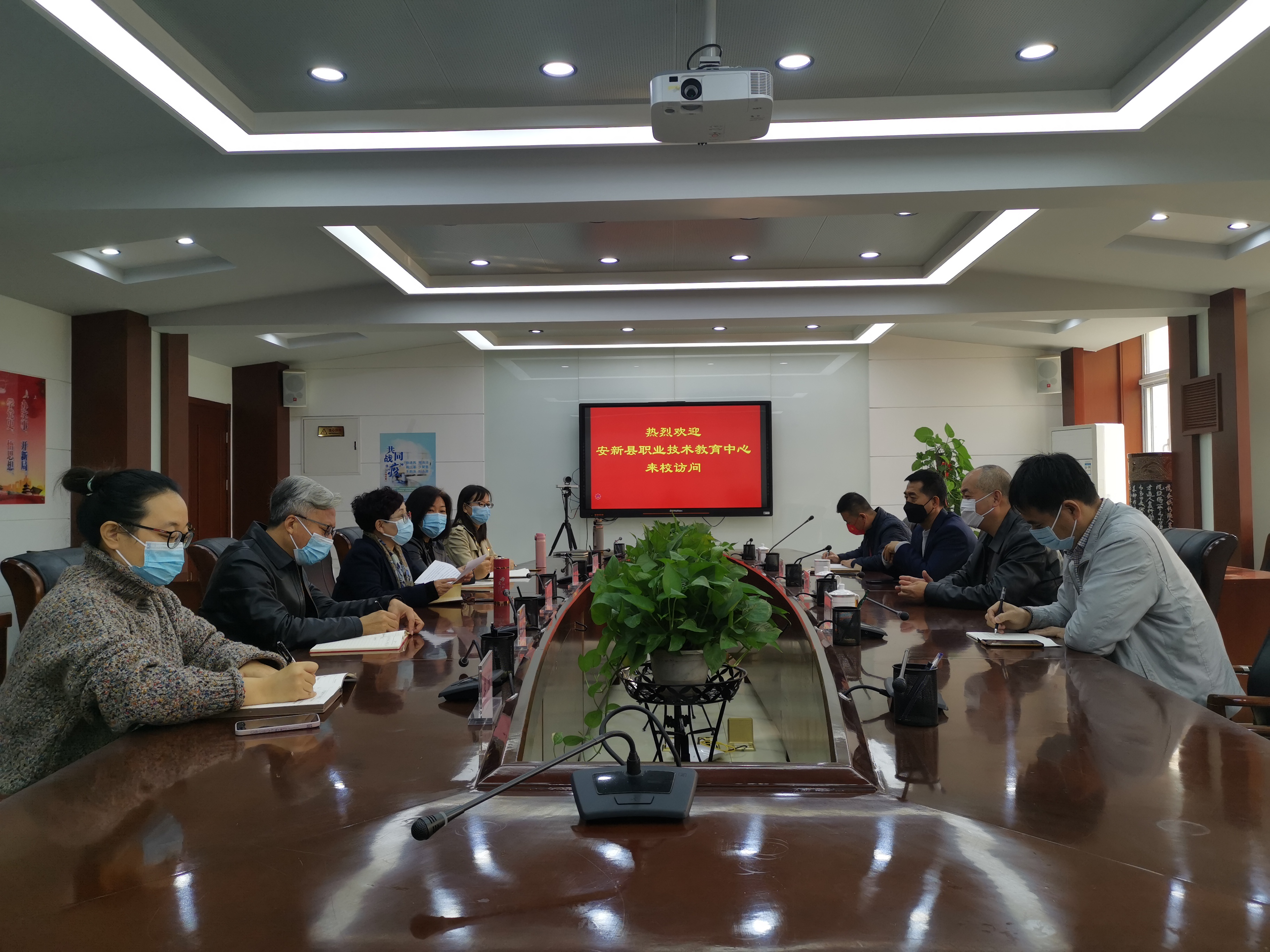 安新县职业技术教育中心领导到我校参观交流(图1)