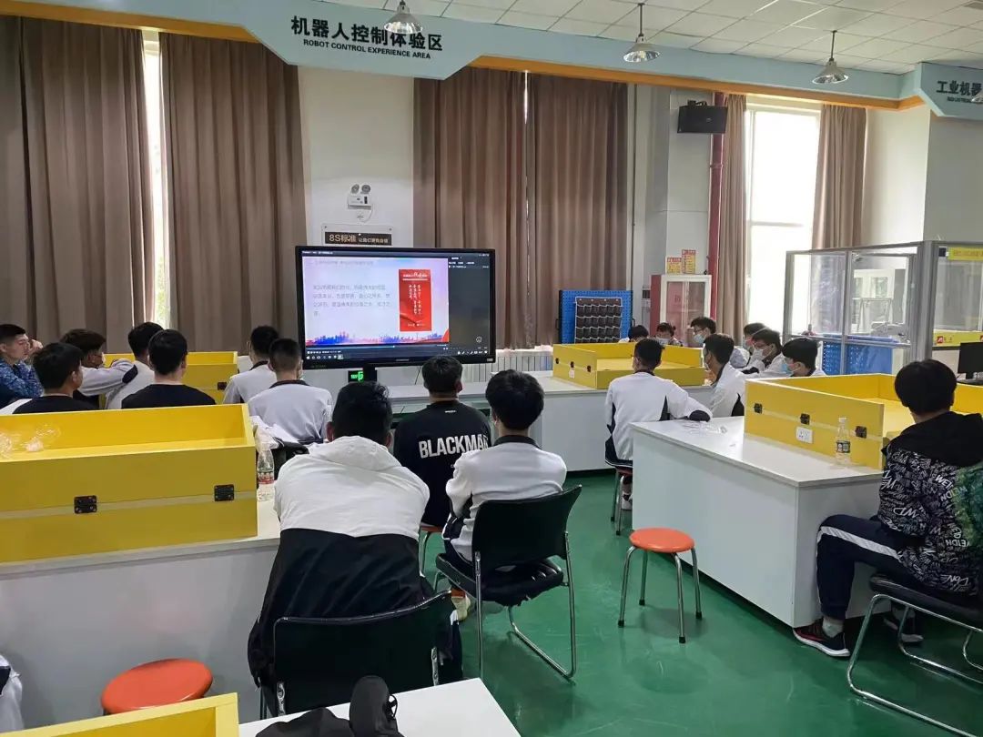 擦亮奋斗底色 成就出彩人生——学校党委书记张杰为全校学生讲授开学第一课(图2)