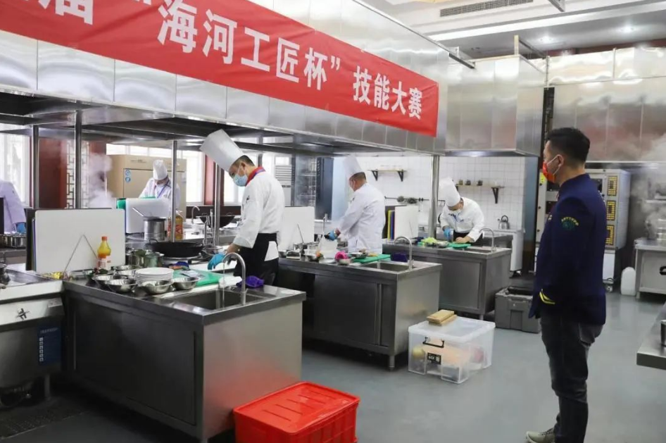 赛场如火如荼 选手各展其能——记第三届“海河工匠杯”技能大赛中式烹调（制造业根基）赛项比赛现场(图1)