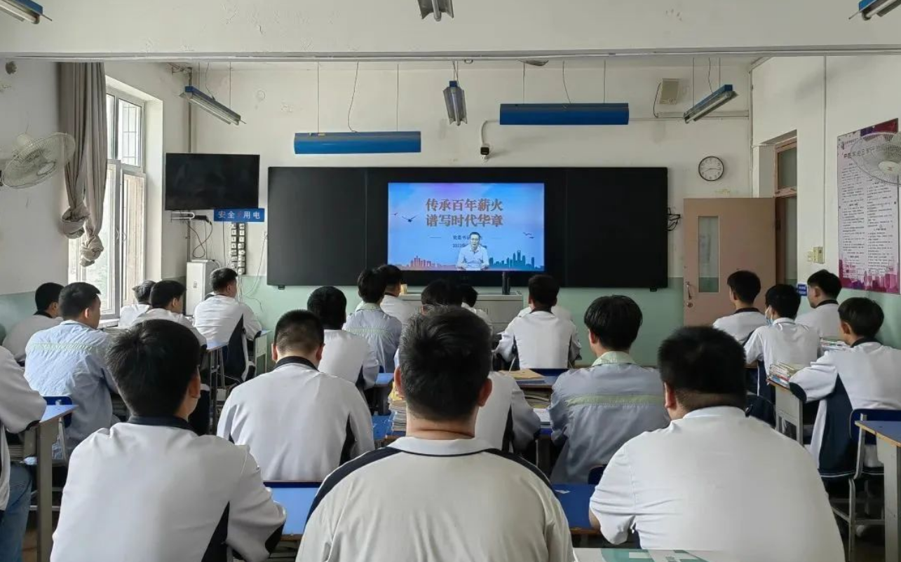 学校党委书记张杰讲授专题思政课(图1)