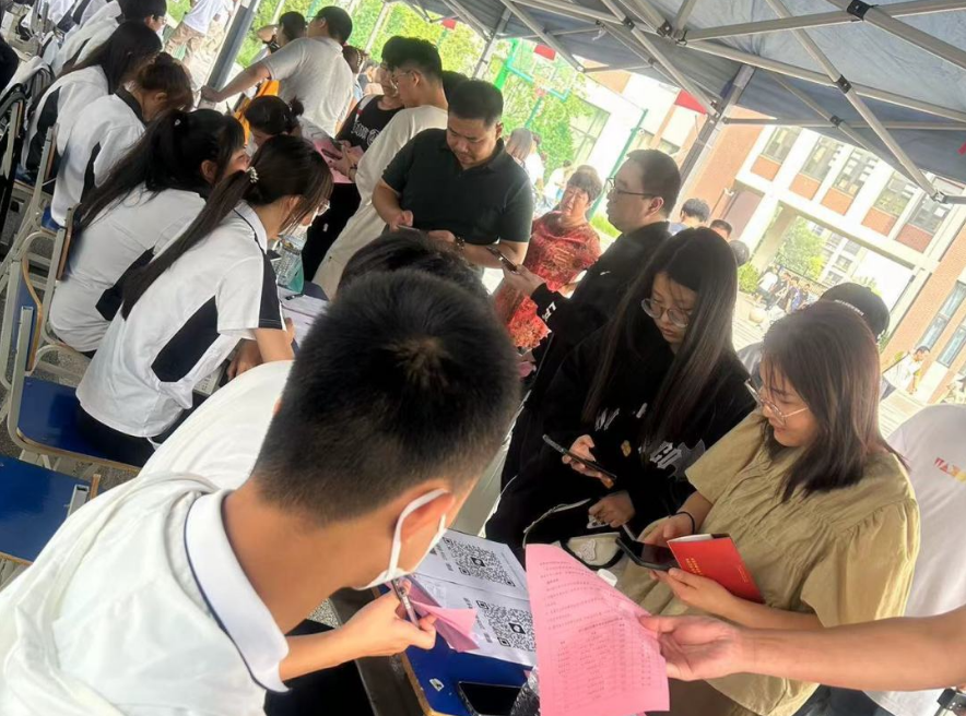 启梦职教 不负韶华——经贸学校喜迎2023级新生入学报到(图3)