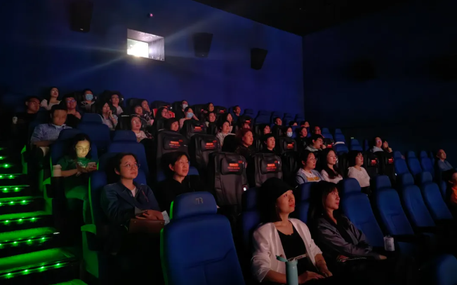 学校组织全体教职工观看思政课题材电影《我要当老师》(图2)